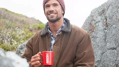 Čovek koji pije Nescafé
