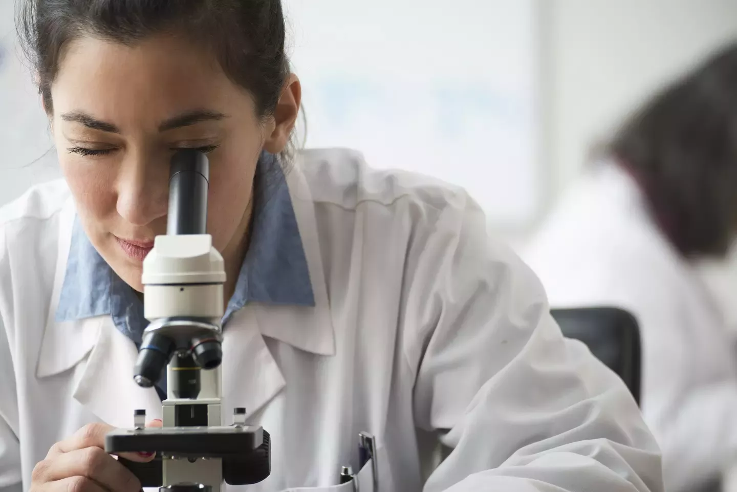 žena radi eksperiment u labosu